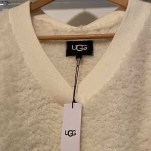 UGG DEEANN CLOUD FLUFF V NECK SWEATER 70% WOOL BRAND NEW with a tags Size L